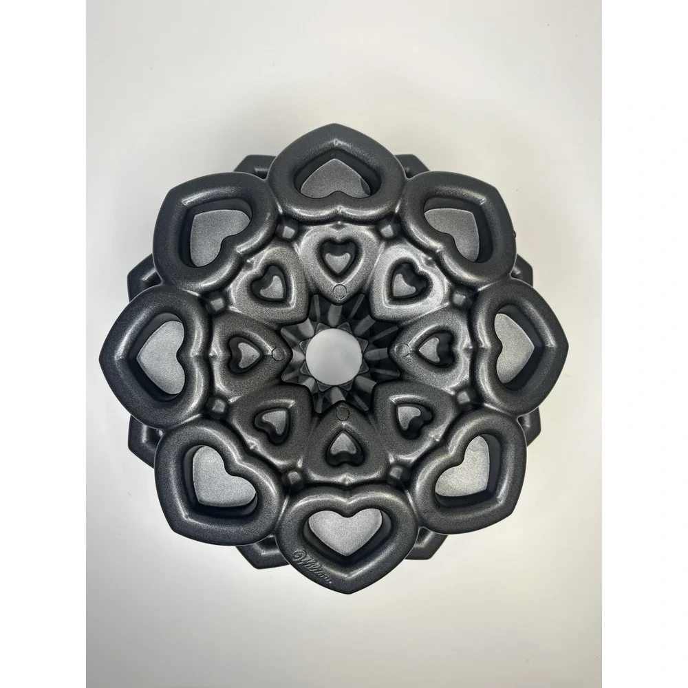 Wilton Sweet Love Heart Bundt Baking‎ Pan 3D  9